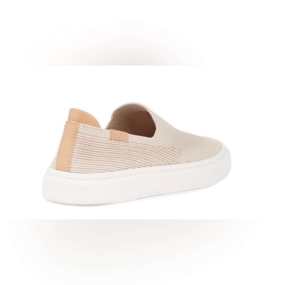 Ugg Women's Alameda Sammy - Sea Salt
(NWT
Size 9.5 - Picture 4 of 5